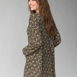 Natural Life Charlie Long Sleeve V-Neck Dress - Black Tan Daisies -Natural Life Shop 484A0158 20copy scaled
